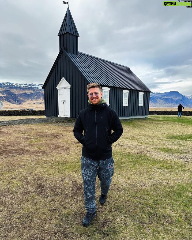 Riccardo Dose Instagram - Il vichingo più tamarro di tutta l’Islanda. Grazie a @sivola.it per questo viaggio senza senso.