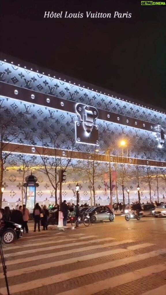 Riccardo Dose Instagram - QUESTO È L’HOTEL SEGRETO DI LOUIS VUITTON CHE APRIRÀ TRA DUE ANNI! SONO SENZA PAROLE 😅 Champs-Élysées