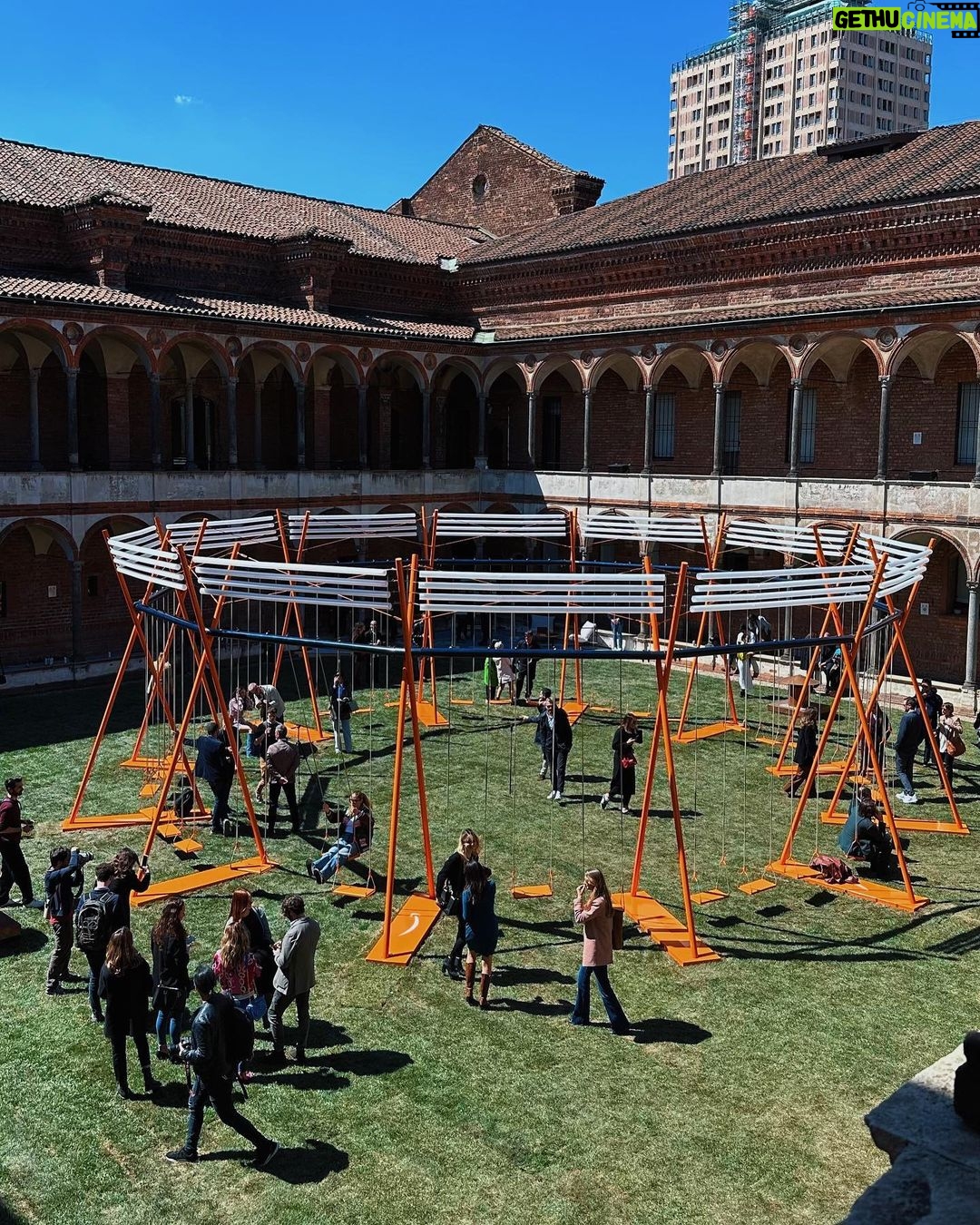 Riccardo Dose Instagram - QUANDO FINALMENTE TROVI L’ALTALENA LIBERA! 😂❤️ In occasione della Design Week 2023, @amazon.it ha realizzato assieme a @stefanoboerinteriors questa meravigliosa installazione visitabile gratuitamente da chiunque dal 17 al 26 aprile, presso il Cortile dell’Università Statale di Milano. @internimagazine #TheAmazingPlayground #Swing ad