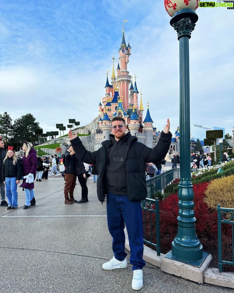Riccardo Dose Instagram - Il vostro principe ha conquistato Disneyland Paris 🫶 @disneylandparis #DisneylandParis #Suppliedby