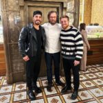 Riccardo Dose Instagram - Facciamo finta di essere felici dopo aver speso 22€ per una pizza. @danieldaddetta Cracco