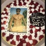 Riccardo Dose Instagram - LA TORTA MIGLIORE CHE UNA PERSONA POTREBBE AVERE AL SUO COMPLEANNO. PER INFO e COSTI SCRIVERE A @danieldaddetta AHAHAHAHAHAHAHAHAHAHAH SONO DISPONIBILI ANCHE I PASTICCINI CON GLI ADDOMINALI DI DADDA