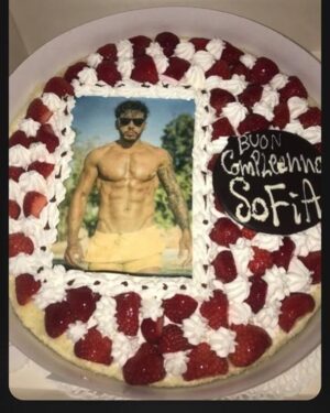Riccardo Dose Instagram - LA TORTA MIGLIORE CHE UNA PERSONA POTREBBE AVERE AL SUO COMPLEANNO.

PER INFO e COSTI SCRIVERE A @danieldaddetta 
AHAHAHAHAHAHAHAHAHAHAH

SONO DISPONIBILI ANCHE I PASTICCINI CON GLI ADDOMINALI DI DADDA