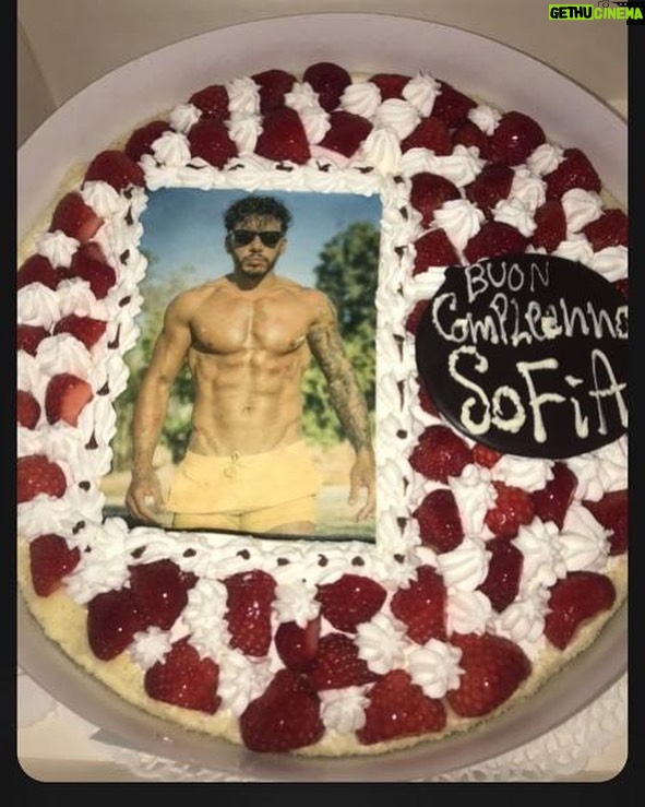 Riccardo Dose Instagram - LA TORTA MIGLIORE CHE UNA PERSONA POTREBBE AVERE AL SUO COMPLEANNO. PER INFO e COSTI SCRIVERE A @danieldaddetta AHAHAHAHAHAHAHAHAHAHAH SONO DISPONIBILI ANCHE I PASTICCINI CON GLI ADDOMINALI DI DADDA