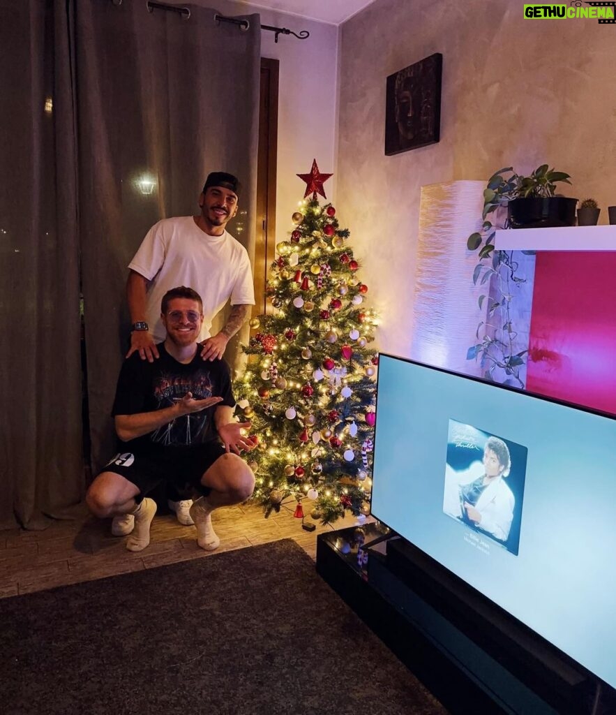 Riccardo Dose Instagram - Anche @danieldaddetta è stato convertito al Natale.🎄 Tagga una persona che odia questa festività. Lapponia, Finlandia