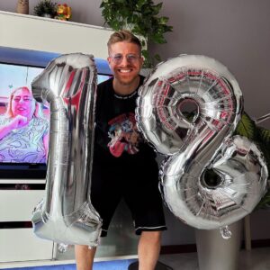 Riccardo Dose Instagram - Uno non può neanche distrarsi un attimo che passano 18 anni. 
TANTI AUGURI A ME!
Finalmente sono maggiorenne e posso essere considerato un adulto.