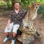 Riccardo Dose Instagram - HO RISCHIATO DI DIVENTARE IL SUO SPUNTINO PROTEICO. In assoluto uno delle esperienze più belle della mia vita. Tutti gli animali che vedete si trovano all’interno di una riserva naturale e sono stati salvati da condizioni disumane a cui l’uomo gli aveva obbligati a vivere. Come sempre le uniche BESTIE siamo noi. Zanzibar, Tanzania