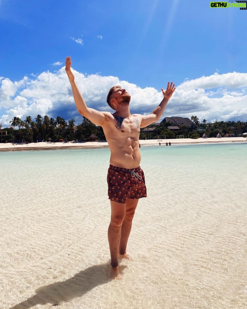 Riccardo Dose Instagram - Secondo voi chi è il braccio più tamarro della Tanzania? Solo risposte giuste nei commenti. Kiwengwa, Zanzibar Central/South, Tanzania