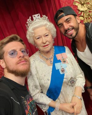 Riccardo Dose Instagram - NON CI CREDO SIAMO LE PERSONE PIÙ FORTUNATE DEL MONDO ABBIAMO TROVATO TUTTE QUESTE CELEBRITÀ NELLO STESSO GIORNO QUI A LONDRA. 

@danieldaddetta AHAHAHAHAHA