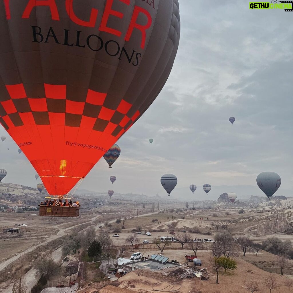Riccardo Dose Instagram - Ridi ridi che rischi di cadere da 300 metri. Cappadocia / Kapadokya