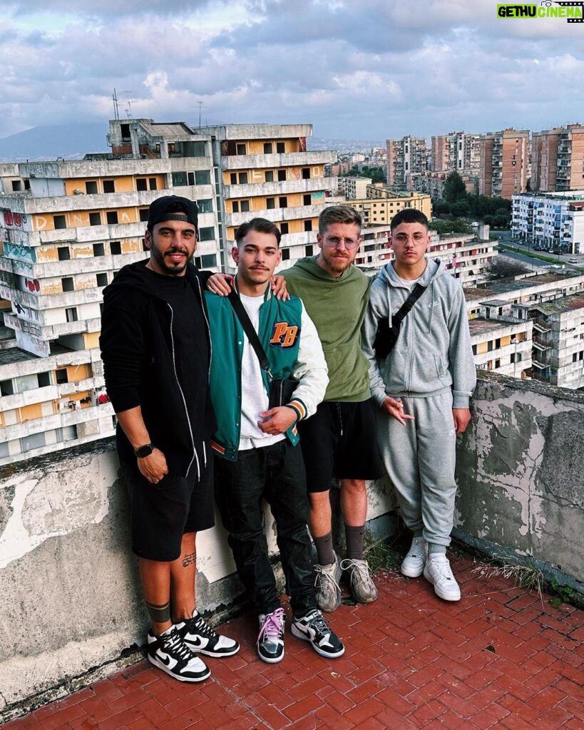 Riccardo Dose Instagram - Ora siamo parte del quartiere AHAHAH (è uscito il video su YouTube dell’esplorazione delle vele) @danilorusso00 @rue_diego Vele di Scampia