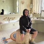 Riccardo Dose Instagram - Non so per quale cazzo di motivo abbiamo deciso di trascorrere un’intera notte all’interno di una villa abbandonata. È uscito il video su YouTube di questa follia.