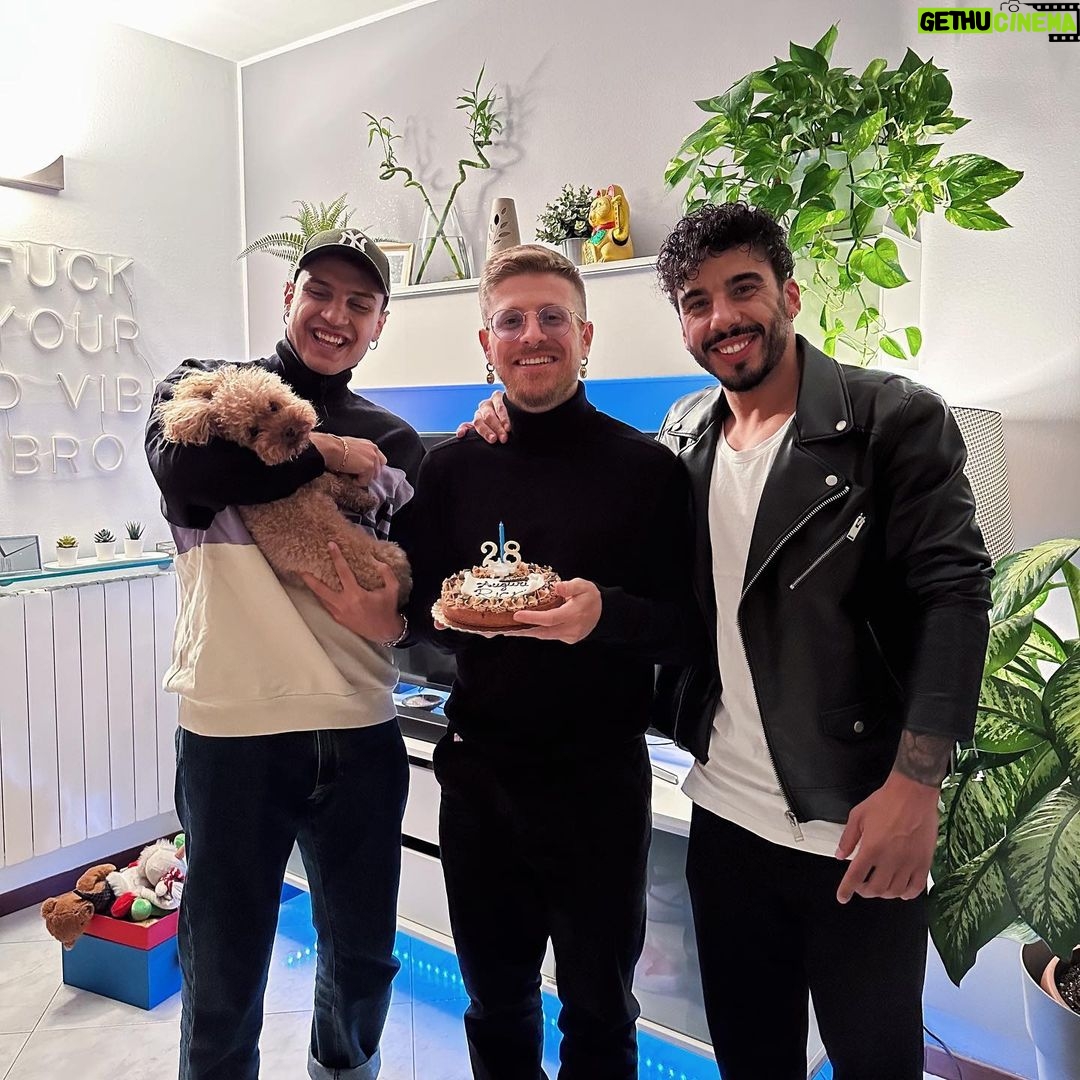 Riccardo Dose - 139.9K Likes - Uno non può neanche distrarsi un attimo che passano 18 anni.
TANTI AUGURI A ME!
Finalmente sono maggiorenne e posso essere considerato un adulto.