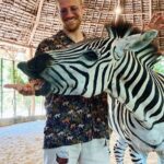 Riccardo Dose Instagram - HO RISCHIATO DI DIVENTARE IL SUO SPUNTINO PROTEICO. In assoluto uno delle esperienze più belle della mia vita. Tutti gli animali che vedete si trovano all’interno di una riserva naturale e sono stati salvati da condizioni disumane a cui l’uomo gli aveva obbligati a vivere. Come sempre le uniche BESTIE siamo noi. Zanzibar, Tanzania