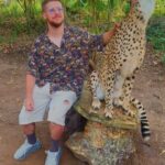 Riccardo Dose Instagram - HO RISCHIATO DI DIVENTARE IL SUO SPUNTINO PROTEICO. In assoluto uno delle esperienze più belle della mia vita. Tutti gli animali che vedete si trovano all’interno di una riserva naturale e sono stati salvati da condizioni disumane a cui l’uomo gli aveva obbligati a vivere. Come sempre le uniche BESTIE siamo noi. Zanzibar, Tanzania