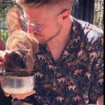 Riccardo Dose Instagram - HO RISCHIATO DI DIVENTARE IL SUO SPUNTINO PROTEICO. In assoluto uno delle esperienze più belle della mia vita. Tutti gli animali che vedete si trovano all’interno di una riserva naturale e sono stati salvati da condizioni disumane a cui l’uomo gli aveva obbligati a vivere. Come sempre le uniche BESTIE siamo noi. Zanzibar, Tanzania