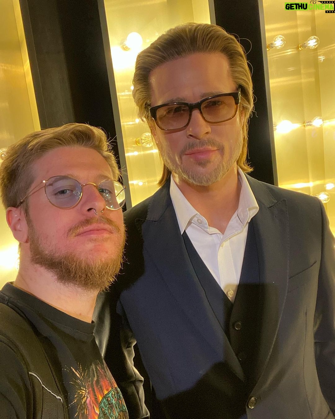 Riccardo Dose - 101.4K Likes - NON CI CREDO SIAMO LE PERSONE PIÙ FORTUNATE DEL MONDO ABBIAMO TROVATO TUTTE QUESTE CELEBRITÀ NELLO STESSO GIORNO QUI A LONDRA.
@danieldaddetta AHAHAHAHAHA