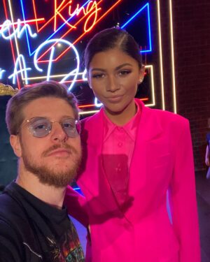 Riccardo Dose Instagram - NON CI CREDO SIAMO LE PERSONE PIÙ FORTUNATE DEL MONDO ABBIAMO TROVATO TUTTE QUESTE CELEBRITÀ NELLO STESSO GIORNO QUI A LONDRA. 

@danieldaddetta AHAHAHAHAHA