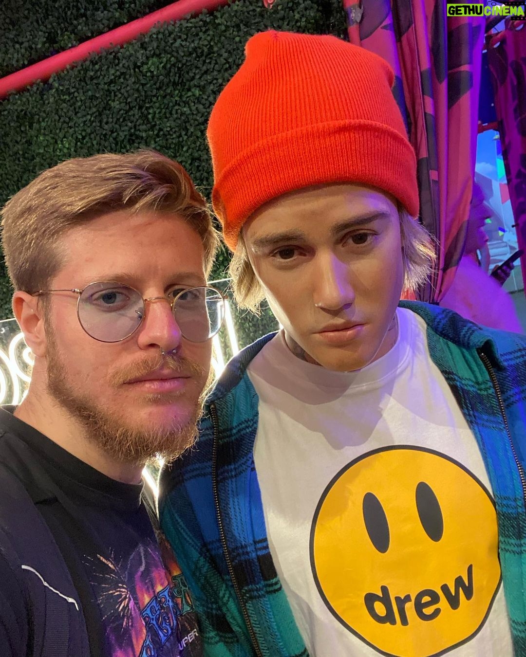 Riccardo Dose - 101.4K Likes - NON CI CREDO SIAMO LE PERSONE PIÙ FORTUNATE DEL MONDO ABBIAMO TROVATO TUTTE QUESTE CELEBRITÀ NELLO STESSO GIORNO QUI A LONDRA.
@danieldaddetta AHAHAHAHAHA