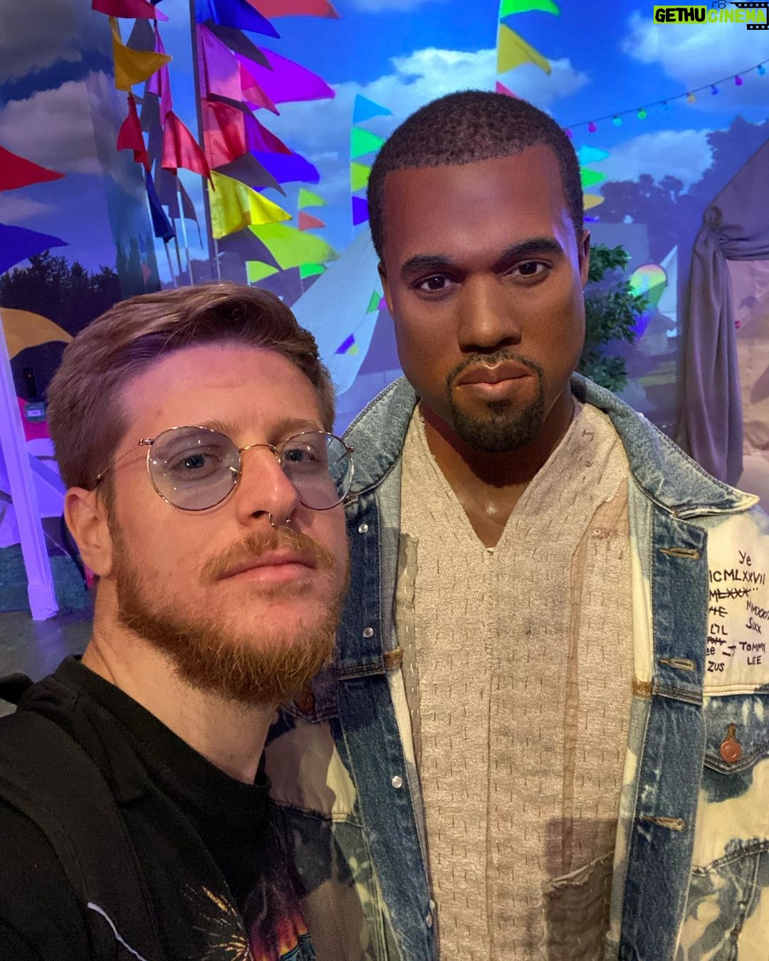 Riccardo Dose - 101.4K Likes - NON CI CREDO SIAMO LE PERSONE PIÙ FORTUNATE DEL MONDO ABBIAMO TROVATO TUTTE QUESTE CELEBRITÀ NELLO STESSO GIORNO QUI A LONDRA.
@danieldaddetta AHAHAHAHAHA