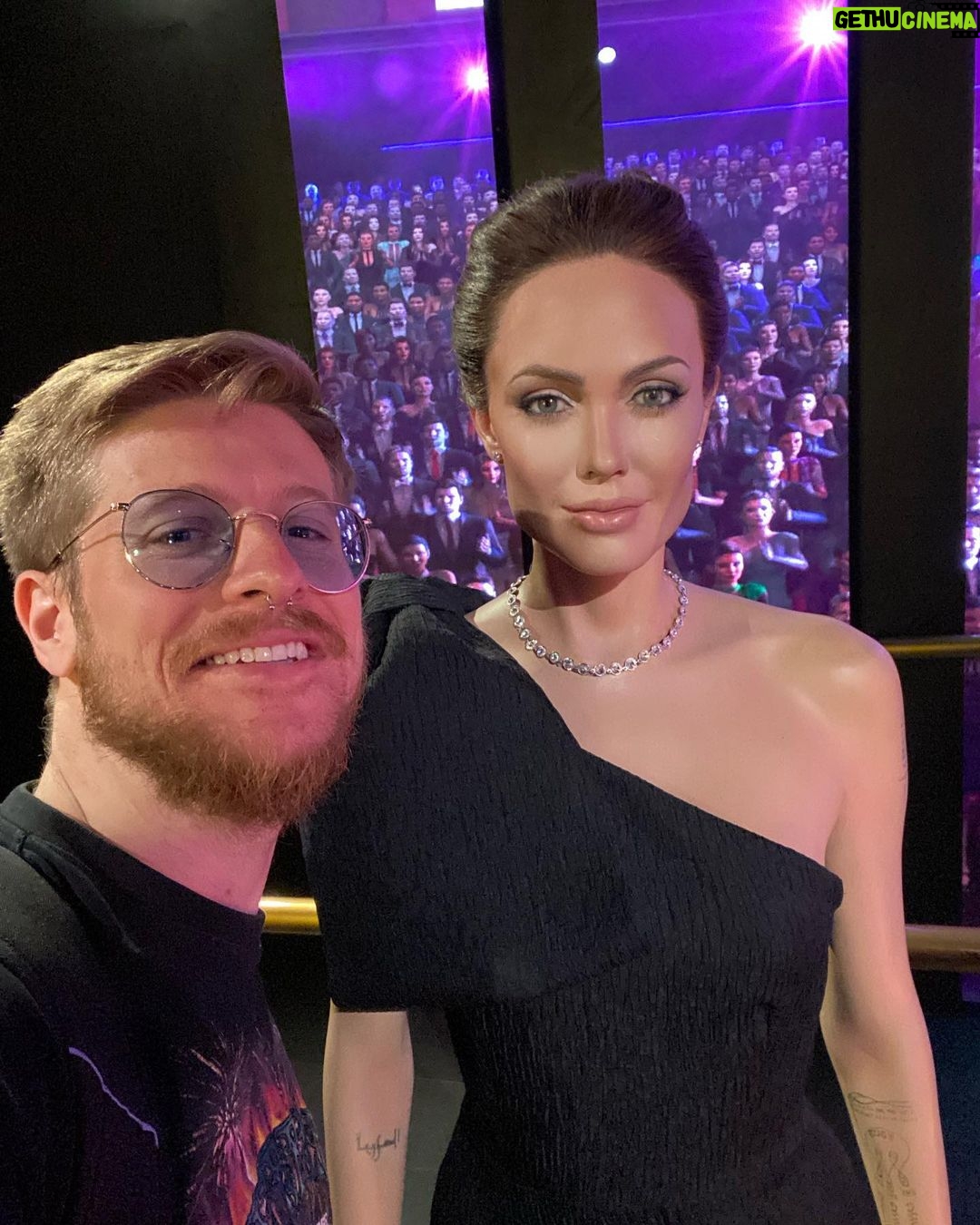 Riccardo Dose - 101.4K Likes - NON CI CREDO SIAMO LE PERSONE PIÙ FORTUNATE DEL MONDO ABBIAMO TROVATO TUTTE QUESTE CELEBRITÀ NELLO STESSO GIORNO QUI A LONDRA.
@danieldaddetta AHAHAHAHAHA