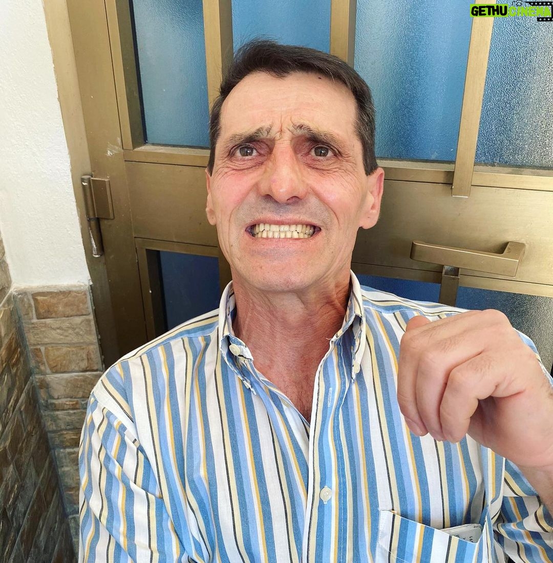 Riccardo Dose - 132.3K Likes - Per tutti quelli che si stessero chiedendo “CHE FINE HA FATTO MICHELE?”: era impegnato a farsi dei nuovi denti.
Guardatelo quanto è figo.