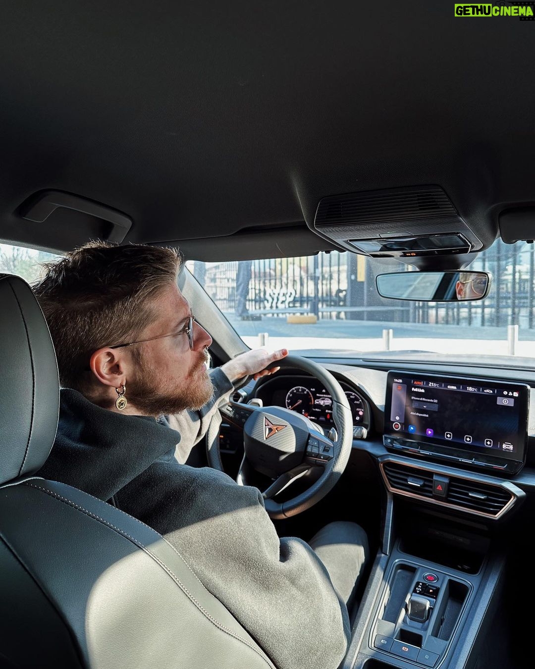Riccardo Dose - 149.5K Likes - Sono troppo emozionato e felice di farvi vedere la mia nuova auto.
Dopo 10 anni in cui la mia amata Toyota Aygo mi ha portato in qualsiasi parte d’Italia, era giunto il momento di cambiarla.
Sono veramente contento di essermi tolto questa piccola soddisfazione
Fatemi sapere che cosa ne pensate amici ❤️