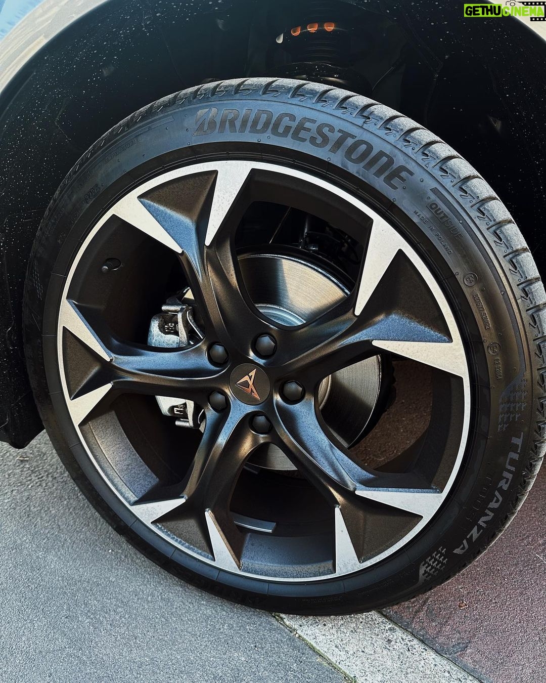 Riccardo Dose - 149.5K Likes - Sono troppo emozionato e felice di farvi vedere la mia nuova auto.
Dopo 10 anni in cui la mia amata Toyota Aygo mi ha portato in qualsiasi parte d’Italia, era giunto il momento di cambiarla.
Sono veramente contento di essermi tolto questa piccola soddisfazione
Fatemi sapere che cosa ne pensate amici ❤️