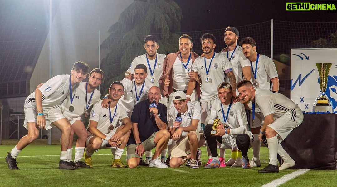 Riccardo Dose Instagram - Quella alle nostre spalle è la coppa che purtroppo non siamo riusciti ad alzare. Peccato per il secondo posto ma è stato davvero incredibile. Sono sicuro che ci rifaremo nelle prossime competizioni, sempre e comunque forza BLANCOS 🤍