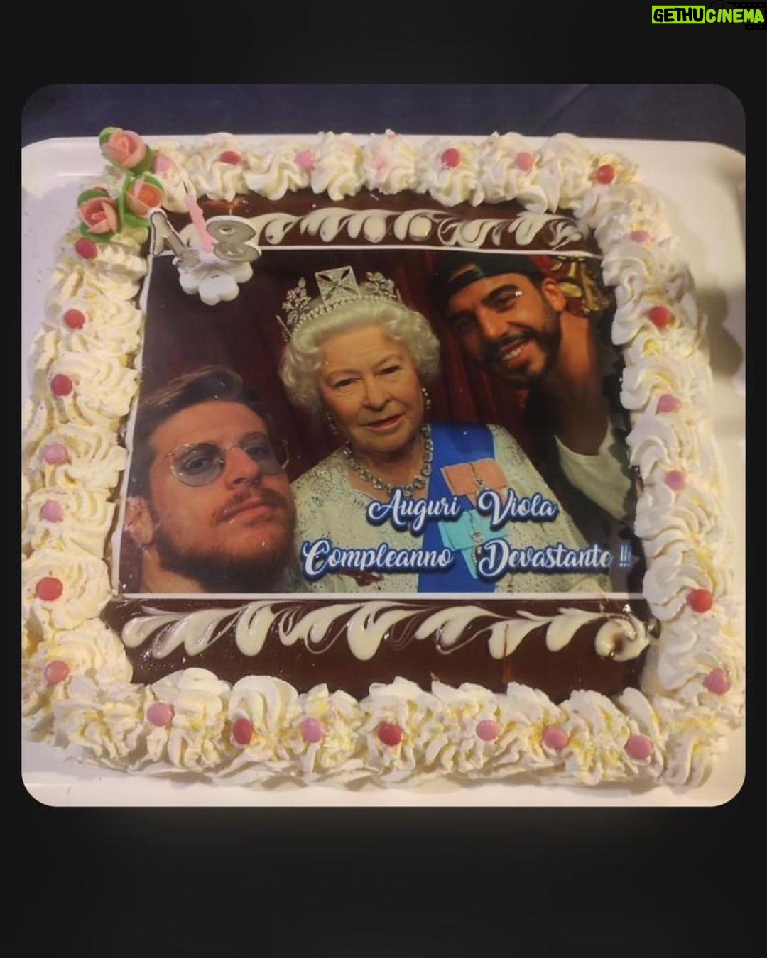 Riccardo Dose - 114.7K Likes - BREVE TUTORIAL SUL COME ROVINARE IL GIORNO DEL VOSTRO COMPLEANNO.
Chiamateci e vi verremo a consegnare le torte io e @danieldaddetta