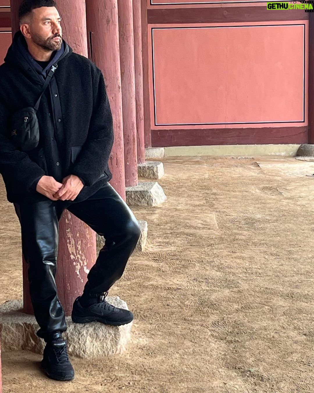 Riccardo Tisci Instagram - Feel at home #seoul 🇰🇷