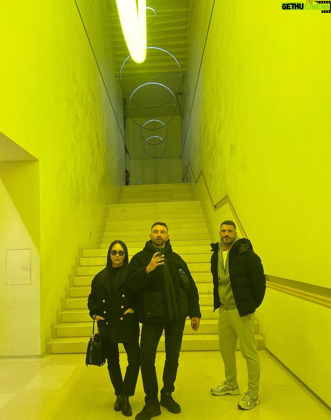 Riccardo Tisci Instagram - Feel at home #seoul 🇰🇷