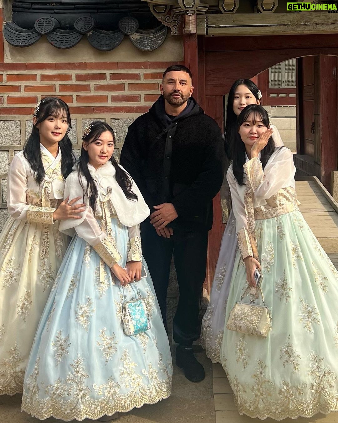 Riccardo Tisci Instagram - Feel at home #seoul 🇰🇷