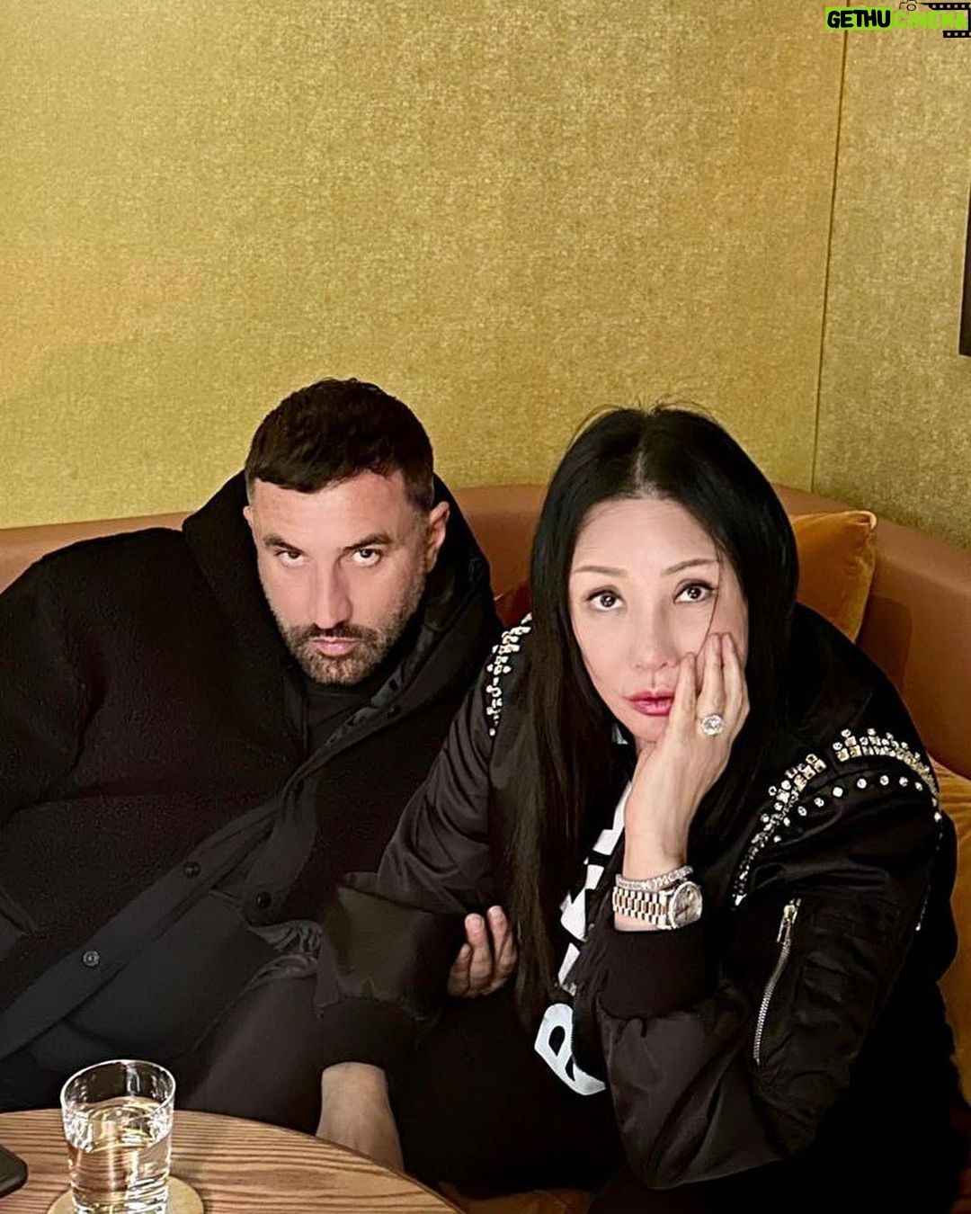 Riccardo Tisci Instagram - Feel at home #seoul 🇰🇷