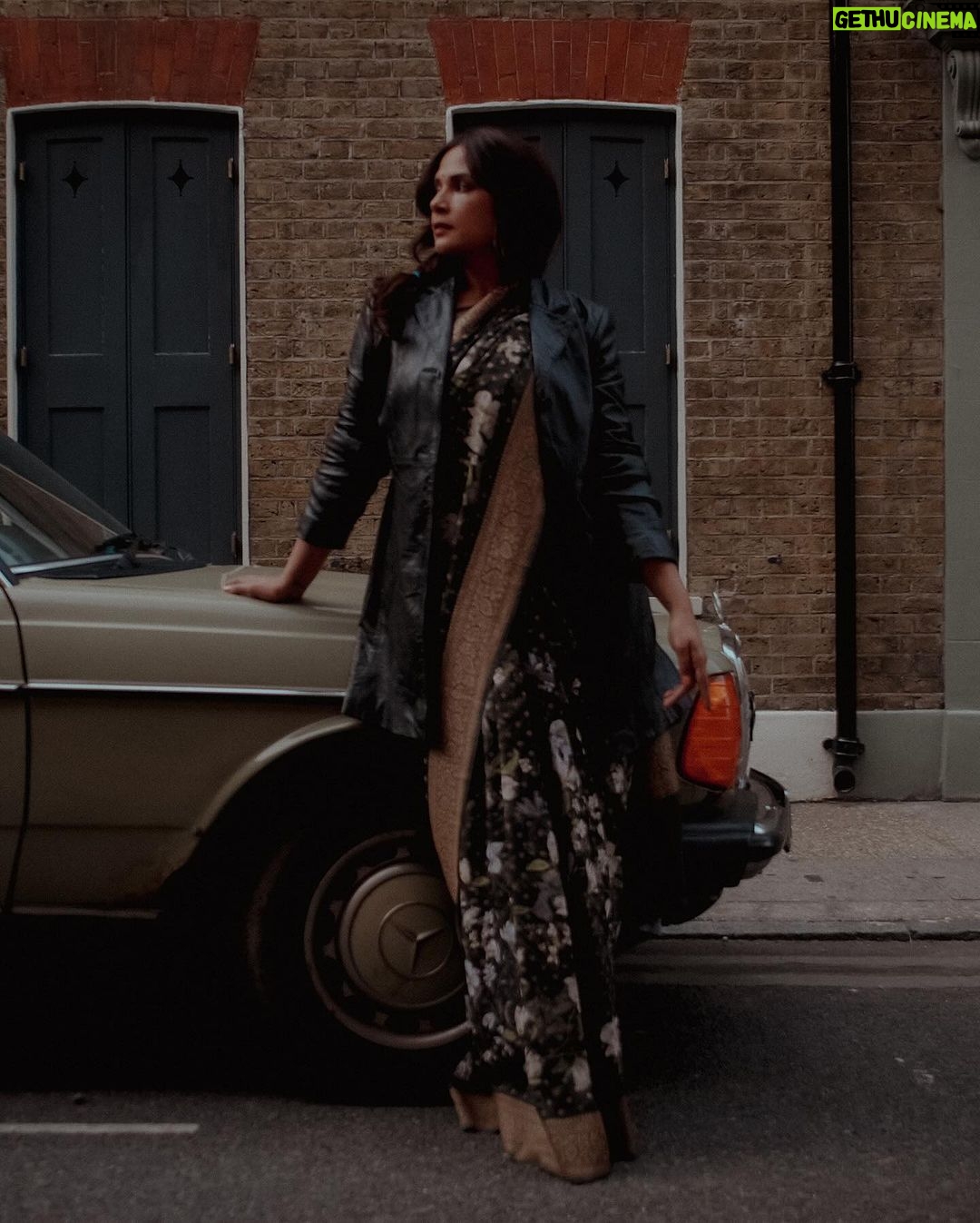 Richa Chadha Instagram - Same set…❣️ Sari @shantibanaras Jacket - vintage, picked up in Detroit HMU @harryrajput64 Styled by @anishagandhi3 @rochelledsa Drinks enjoyment @deepakvijayrathod Drinks provider @sinbadphgura Photographer @sinbadphgura Always fun making art with friends…❣️
