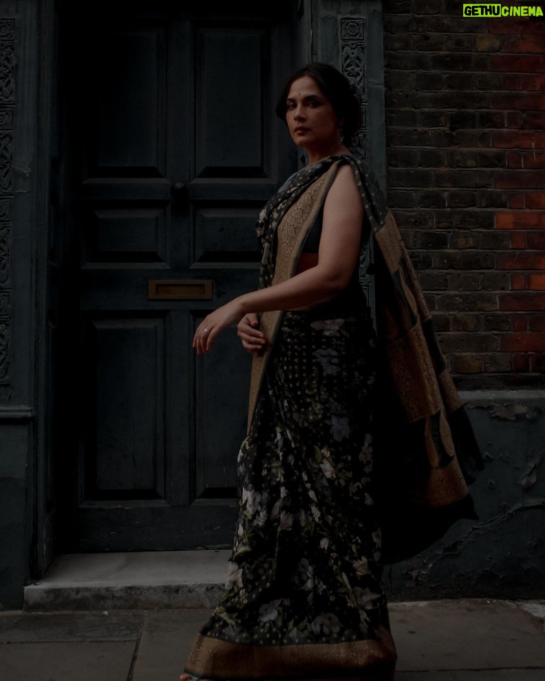 Richa Chadha Instagram - Same set…❣️ Sari @shantibanaras Jacket - vintage, picked up in Detroit HMU @harryrajput64 Styled by @anishagandhi3 @rochelledsa Drinks enjoyment @deepakvijayrathod Drinks provider @sinbadphgura Photographer @sinbadphgura Always fun making art with friends…❣️