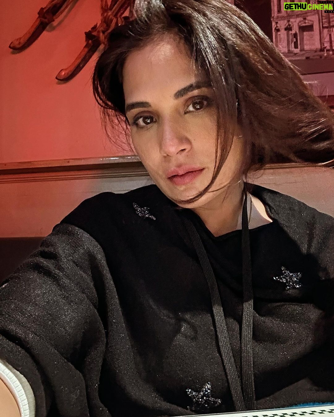 Richa Chadha Instagram - Day 1 of SUNDANCE : Stoked to be on this panel tomorrow 🫶🏽Entertainers as activists, in great company too … for @goldhouseco @sunrisecollective.us morning here at @sundanceorg ! We’re here. आ जाओ भारतीय लोगों? ☺️ Also stunning hues of the sky, and snow capped mountains, crisp winter air and our abode and my own Bear! . . . . #SundancingRiali #sundance40th #GirlsWillBeGirls #ArtistsAsActivists