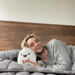 Richard Harmon Instagram – Been having some terrific sleep this past month after getting my Canadian-made @endy mattress. My little friend and I here both have bad backs and the new mattress has helped take a lot of our morning pain away. I’m able to wake up feelng well rested thanks to Endy’s Comfort Foam, which supports and adapts to my body’s needs. 
Upgrade your sleep today using my link: 
https://glnk.io/ykyj/richardsharmon

#endypartner #ad #giftedproduct