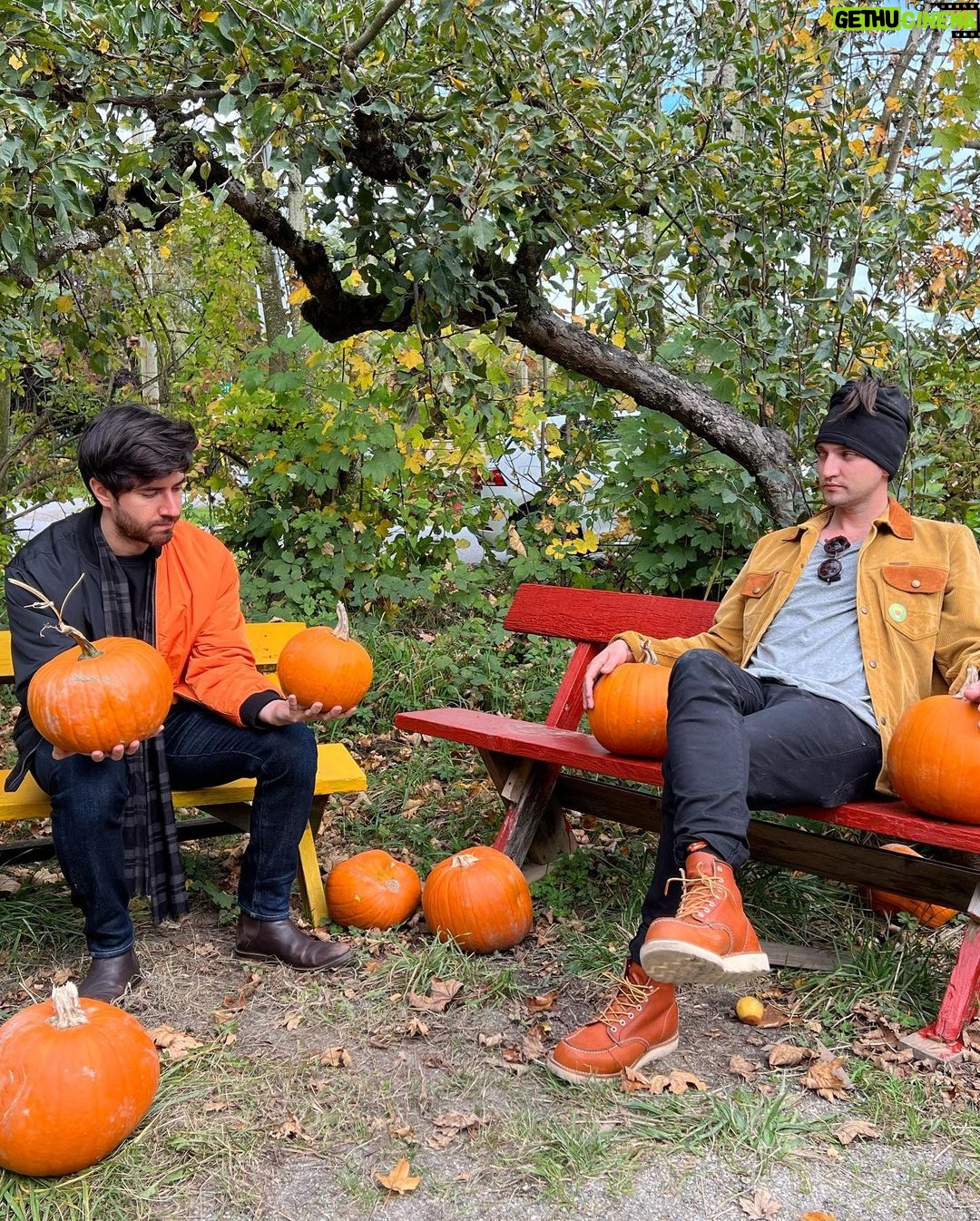 Richard Harmon Instagram - To the Patch 🎃 Southlands Heritage Farm
