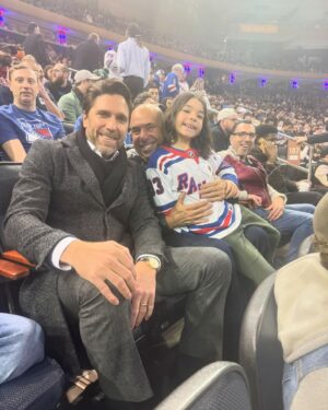Rick Hoffman Instagram - Just a non-humble brag watching the game with our new pal! #kinghenrik #nyr
