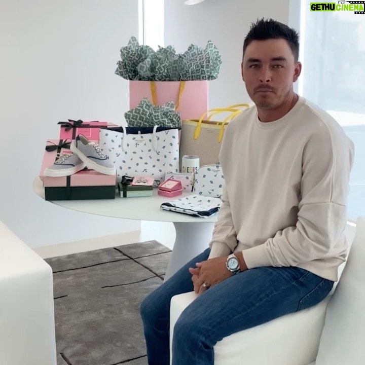 Rickie Fowler Instagram - Great minds think alike right @gronk? Heard moms love @katespadeny…check out how we’re planning on winning Mother’s Day this year. (And thanks @allisonstokke for the help 🙏) #loveinspades #ipickedthisforyou