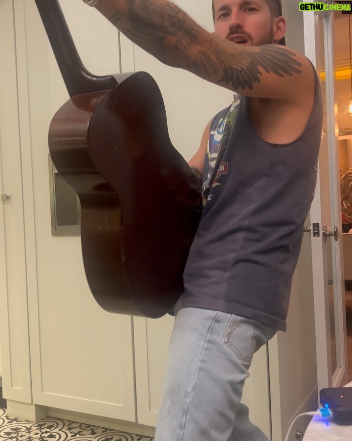 Ricky Montaner Instagram - I suck at social media .. la última es pa quien habrá hecho zoom. ✌🏼