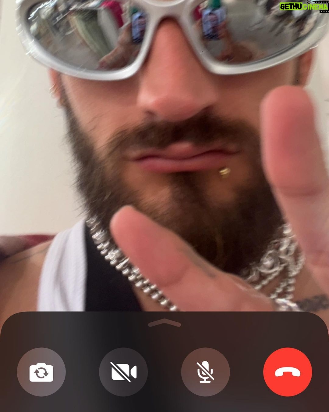 Ricky Montaner Instagram - I suck at social media .. la última es pa quien habrá hecho zoom. ✌🏼