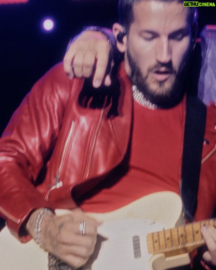 Ricky Montaner Instagram - I suck at social media .. la última es pa quien habrá hecho zoom. ✌🏼