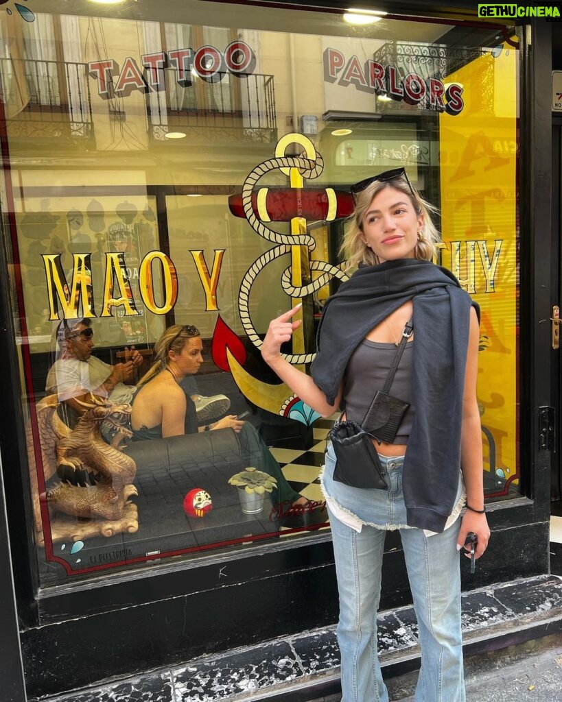 Ricky Montaner Instagram - Llegué a Madrid 🇪🇸🇪🇸 cuánto jamón se puede comer en una semana??? ✌🏼( - _ - )✌🏼