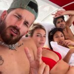 Ricky Montaner Instagram - Un posteo de todo menos de trabajo. viviendo la lifee!! 🍾🍾