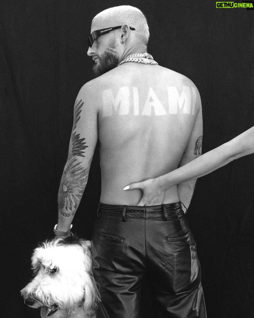 Ricky Montaner Instagram - 🫣🫣 ahora sí salgo en el video nuevo de Miami. mi familia. mi factoría. # @pablosalazarph # vayan a verlo.