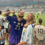 Ricky Montaner Instagram - SOMOS CAMPEONES DEL MUNDO🇦🇷🇦🇷😭😭 SIEMPRE LO SENTÍ EN MI CORAZÓN. SIEMPRE. Y me vine a alentar a este equipo que nos dio todo y más!!!! Nunca dudé. Nos dio la alegría mas grande para un país como el nuestro en mucho tiempo. NO CAIGO🥹 Gracias mi amor por estar acá. Esto es algo que no me voy a olvidar nunca más en mi vida y tuvimos el privilegio de presenciarlo. GRACIAS SELECCIÓN!!! Estoy muy emocionada. Pienso en todo el pueblo argentino y en lo mucho que necesitábamos esto. 18/12/2022 🇦🇷🙏🏻⚽️ Doha