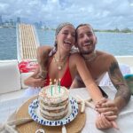 Ricky Montaner Instagram - ❤️❤️❤️❤️❤️❤️❤️❤️❤️ ahora si. Bye bye 27. GRACIAS mi Dios por tantoooo!!!!! @boating.miami dándonos un día más que especial. celebrando en familia, en amigos. Festejando la vida. No nos damos cuenta a veces la cantidad de milagros que vivimos día a día.. soy cada vez más consciente. Y lo agradezco. Párrafo aparte para mi esposo. Te amo por hacerme el fin de semana tan increíble y hermoso. Soy una afortunada. Mi amor por vos es hasta la eternidaD. Infinito. X siempre. Cada detalle es más y más espectacular. Gracias a todos los que son parte. Mañana sale post sentimental, lo advierto. Me puse a escribir. Hay cosas que no cambian. Miami, Florida