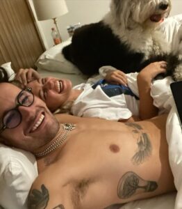 Ricky Montaner Instagram - Pensaba que no podía amarte más hasta que hoy me desperté de nuevo al lado tuyo. Vivís desbaratándome esa idea. La más afortunada del mundo. Yo.